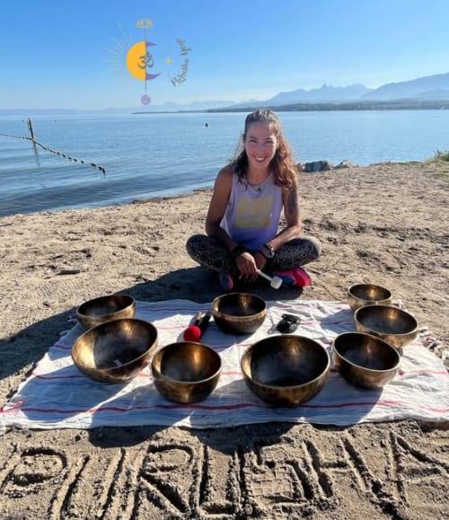 Femme avec des bols chantants sur la plage de l'Hôtel de la Plage, Excenevex, vue sur le lac et les montagnes