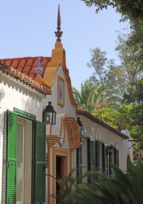 Hotel Cortijo San Ignacio en Telde: arquitectura colonial con muros blancos, tejado de barro y detalles ornamentales