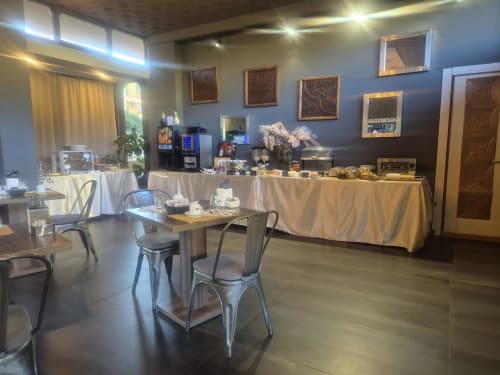 Elegante sala colazione dell'hotel Seaside a Sestri Levante con tavoli da pranzo, buffet e interni moderni con accenti blu