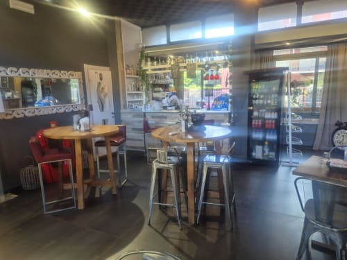 Interno moderno del bar caffetteria dell'Hotel Sereno a Sestri Levante con tavoli in legno, bancone e frigoriferi per bevande