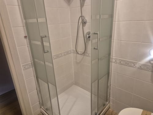 Moderno box doccia in vetro con soffione manuale nel bagno dell'appartamento Seaside ENNE, hotel Sestri Levante
