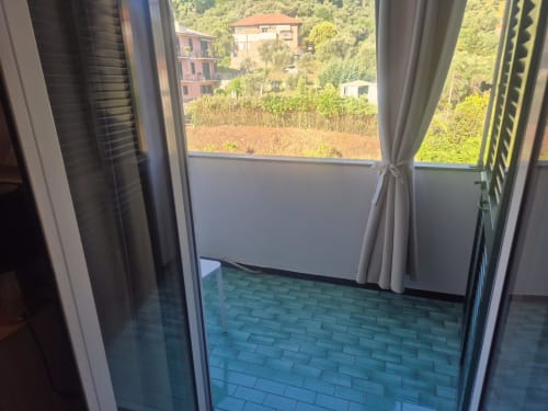 Vista dal balcone dell'appartamento dell'Hotel Sereno a Sestri Levante con paesaggio rurale e edifici