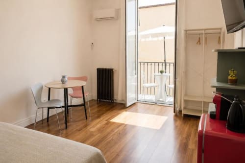 Suite Central Politeama a Palermo con tavolo da pranzo, vista sul balcone, pavimenti in legno e arredamenti moderni