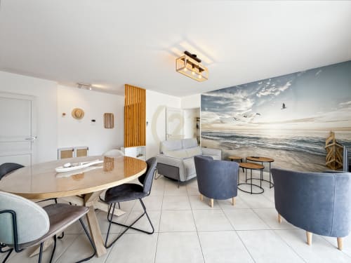 Appartement moderne avec vue mer à Calvi, salle à manger, salon et chambre côtière avec fresque murale océanique