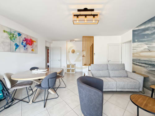 Spacieux appartement vue mer à Calvi avec salon moderne, salle à manger, cuisine et décoration côtière