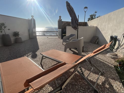 Terrazza fronte mare di Villa Giulia sul Mare a Marasula con lettini, ombrelloni e vista sul mare