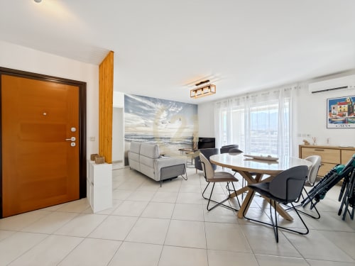 Spacieux appartement vue mer à Calvi avec salle à manger, salon et mobilier moderne