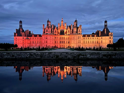 Château de Chambord se reflétant dans l'eau au crépuscule, vallée de la Loire, France