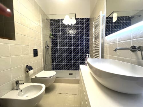 Bagno moderno nell'appartamento di Bari con doccia walk-in, vasca indipendente, bidet e WC