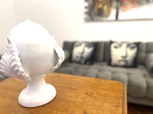 Busto decorativo bianco su tavolo in legno nell'appartamento La casa di Giuni a Bari, con divano grigio sullo sfondo