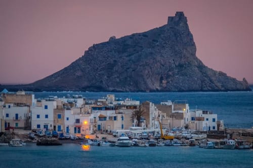 Villa Giulia sul Mare, bed and breakfast a Marausa lido con il caratteristico villaggio costiero siciliano al tramonto e barche ormeggiate nelle acque blu
