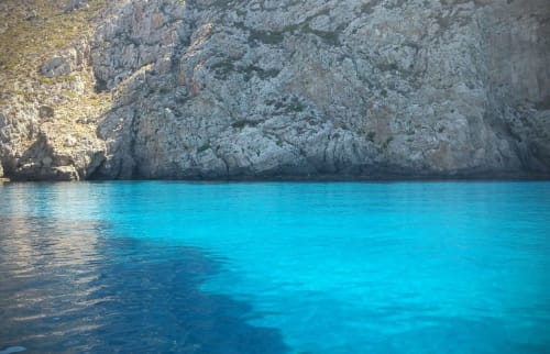 Acque turchesi cristalline si incontrano con spettacolari scogliere calcaree a Villa Giulia sul Mare, Marausa lido Sicilia