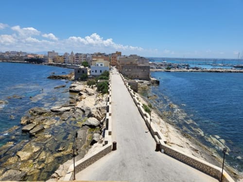 Passeggiata costiera verso Villa Giulia sul Mare, B&B fronte mare a Marasula, Sicilia, con mare Mediterraneo e porto