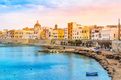 Edifici colorati sul lungomare con vista sulle acque turchesi del Mediterraneo a Marausa lido, Sicilia, vicino a Villa Giulia sul Mare