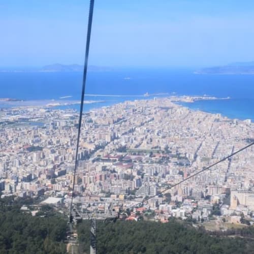 Vista aerea di Trapani con il blu Mediterraneo, montagne in lontananza dalla Villa Giulia sul Mare, Marasula