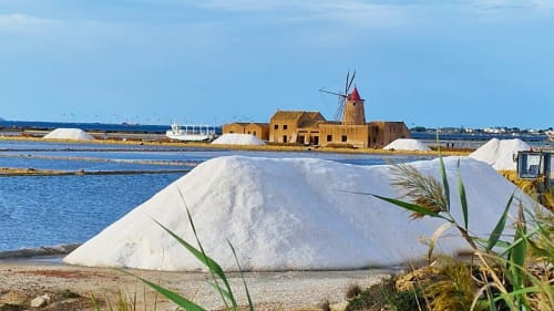 Saline tradizionali con mulino a vento a Marausa lido, Sicilia vicino Villa Giulia sul Mare