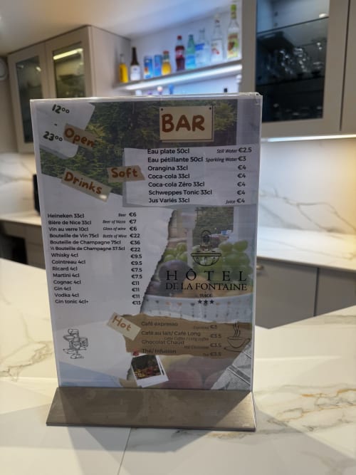 Menú de bebidas del Hôtel De La Fontaine, hotel de 3 estrellas en Niza, Francia, con precios de bebidas