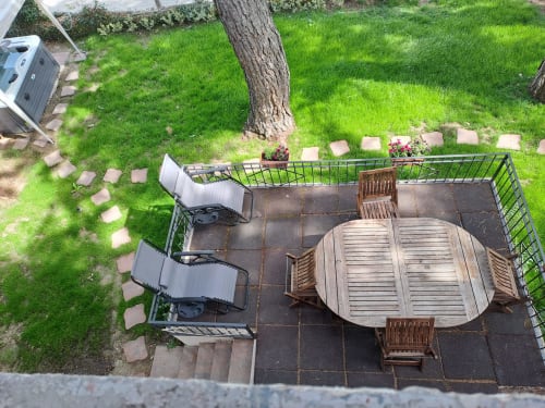 Vista dall'alto della terrazza Chalet Maxi Momosa con tavolo da pranzo, sedie e giardino di montagna all'Antico Chalet Momosa, Ovindoli