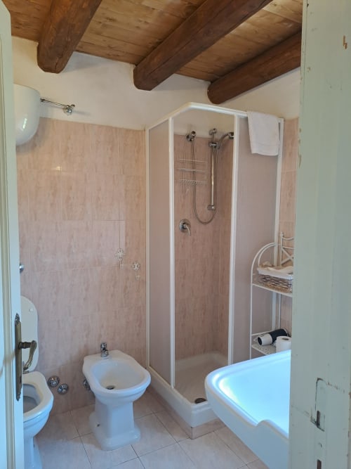 Bagno moderno con cabina doccia, toilette, bidet e vasca da bagno presso l'Antico Chalet Momosa di Ovindoli
