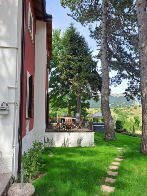 Villa Antico Chalet Momosa a Ovindoli con vista montagna, prato curato, terrazza e alti pini