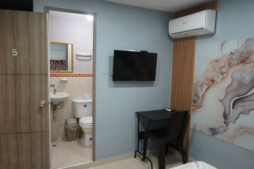 Habitación moderna en Casa Mango, Cali con TV, escritorio, aire acondicionado y baño privado