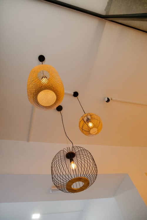 Lámparas colgantes decorativas con pantallas de malla tejida en habitación del hotel Stay Gest Valencia