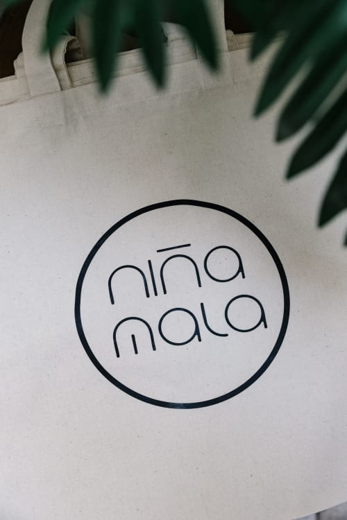 Bolsa de tela del hotel Stay Gest Valencia con diseño de logo circular 'niña mala'