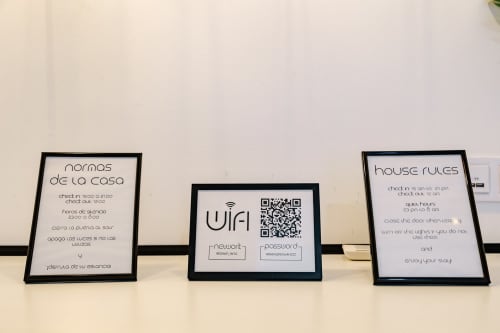 Tres tarjetas informativas en Stay Gest Valencia: normas de la casa, detalles de la red WiFi con código QR y políticas para huéspedes