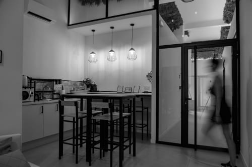 Moderno servicio de bar en cocina blanca y negra del hotel Stay Gest en Valencia, España
