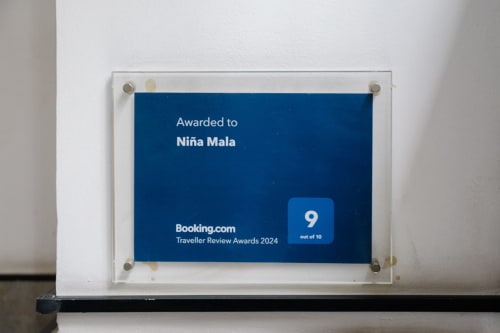 Certificado de Premios a Viajeros Booking.com 2024 otorgado a Niña Mala con calificación de 9 de 10 en Stay Gest Valencia