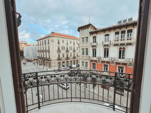 Elegante balconata in ferro battuto con vista sulla piazza storica di Valderice, Hotel Candalù