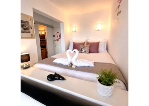 Chambre de loft luxe en bord de mer à Agde avec décoration serviettes cygnes, vue sur la mer et équipements modernes