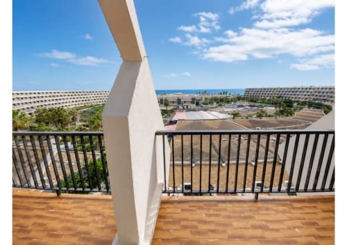 Balcon du loft luxe d'Agde avec vue sur mer, garde-corps moderne surplombant la côte méditerranéenne et la station balnéaire