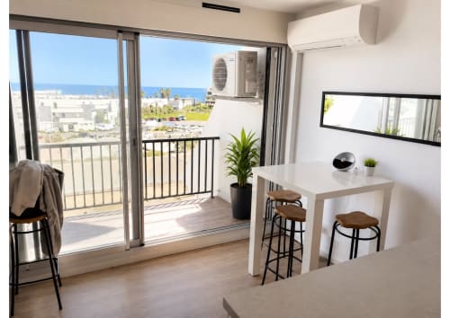Loft moderne vue mer à Agde Luxury Loc avec balcon, bar et vue sur la côte méditerranéenne