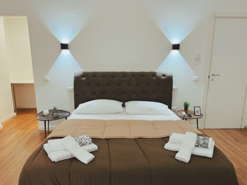 Camera moderna dell'Hotel Candalù a Valderice con letto matrimoniale, applique contemporanei e comfort accoglienti