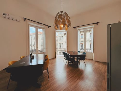 Ampia sala da pranzo dell'Hotel Candalù a Valderice con tavoli in legno, lampada sospesa moderna e vista sul balcone