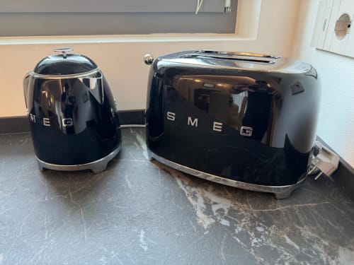 Bouilloire et cafetière noires SMEG sur le plan de travail de la cuisine à la maison de vacances Garda Trentino
