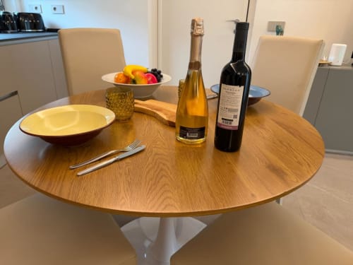 Tavolo elegante a Holiday Home Garda Trentino ad Arco con bottiglie di vino, frutta fresca e mise en place.