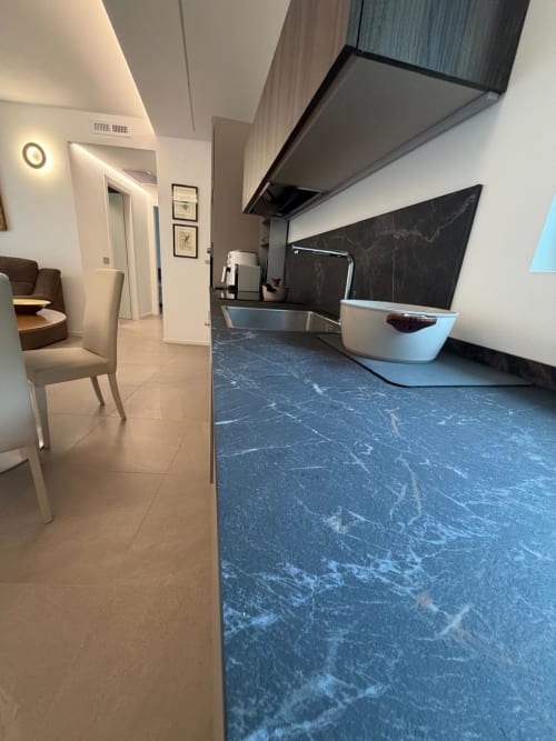 Cucina moderna con piano di lavoro in marmo blu nell'appartamento La Carezza di Arco, Casa Vacanze Garda Trentino, Arco