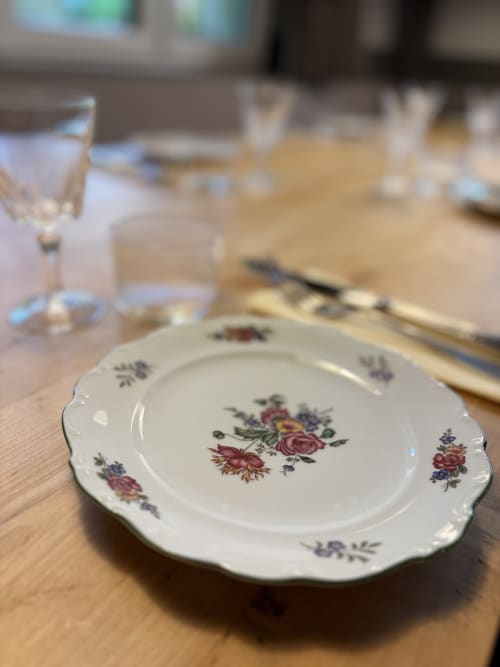 Mise en place élégante avec assiette fleurie à l'Hôtel-Restaurant l'Ange à Niedermorschwihr