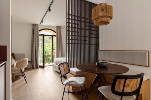 Moderno appartamento hotel presso Dimora Silva con tavolo da pranzo, lampada a sospensione intrecciata, vista sulle montagne e arredi contemporanei