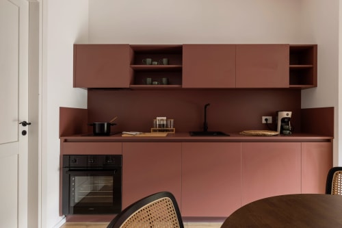 Cucina in terracotta con forno incassato, piano cottura e lavello nell'appartamento Dimora Silva, San Martino delle Scale