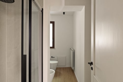 Bagno moderno con toilette, radiatore e doccia a cascata presso Dimora Silva Nature Suites a San Martino delle Scale