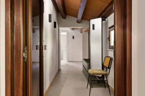 Corridoio moderno di Dimora Silva Nature Suites con travi in legno, pareti bianche e arredamento contemporaneo