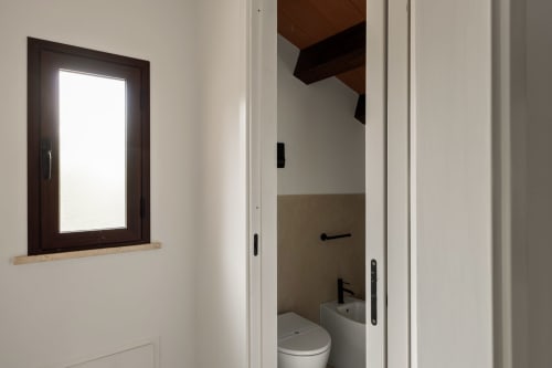 Ingresso moderno del bagno a Dimora Silva Nature Suites, San Martino delle Scale, con finestra e arredi contemporanei