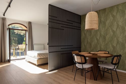 Appartamento Dimora Silva Nature Suites con vista montagna, camera da letto, zona living e arredi moderni.