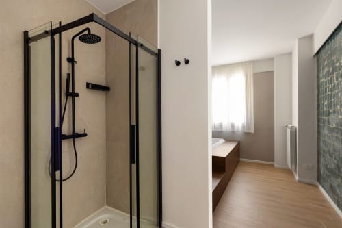 Bagno moderno con cabina doccia a cornice nera e soffione pioggia presso Dimora Silva Nature Suites, San Martino delle