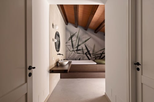 Bagno moderno presso Dimora Silva Nature Suites con soffitto in legno, pareti bianche, lavabo a bacinella e arte astratta