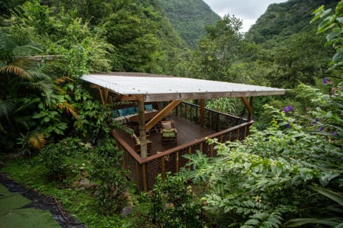 Bungalow en bois aux toits blancs niché dans une luxuriante forêt verte au Gîte Eden du randonneur, Entre-Deux