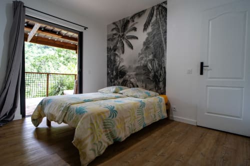 Chambre moderne avec fresque tropicale au Gite Eden du randonneur, Entre-Deux, Réunion, parquet et balcon